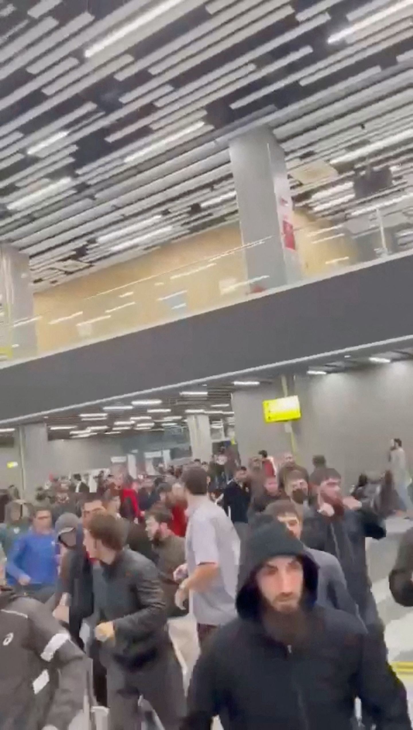 “杀犹太人！”以色列飞机降落，数百人硬闯俄罗斯机场搜人，20伤（视频/组图） - 3