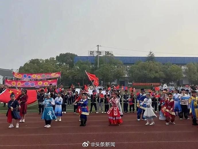江苏小学生运动会举日本国旗被骂翻，校方灭火：模仿杭州亚运（视频/组图） - 2