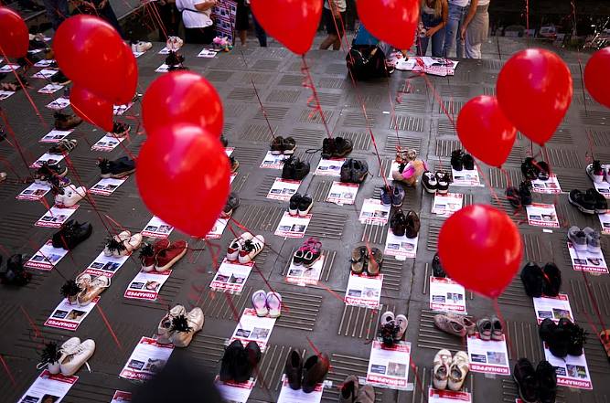 数万人参加！墨尔本悉尼街头摆满空鞋子和婴儿车，上千警察出动！（组图） - 6