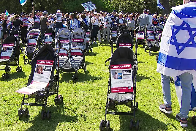 数万人参加！墨尔本悉尼街头摆满空鞋子和婴儿车，上千警察出动！（组图） - 7