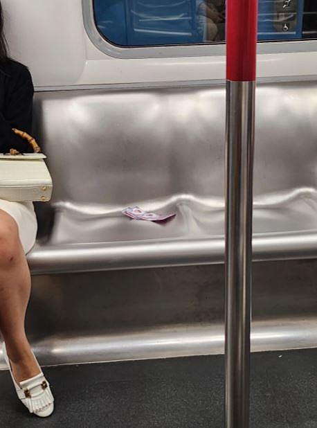 惊！澳门女子搭港铁，惊见座位1情况被震撼：这就是香港人素质？（组图） - 2