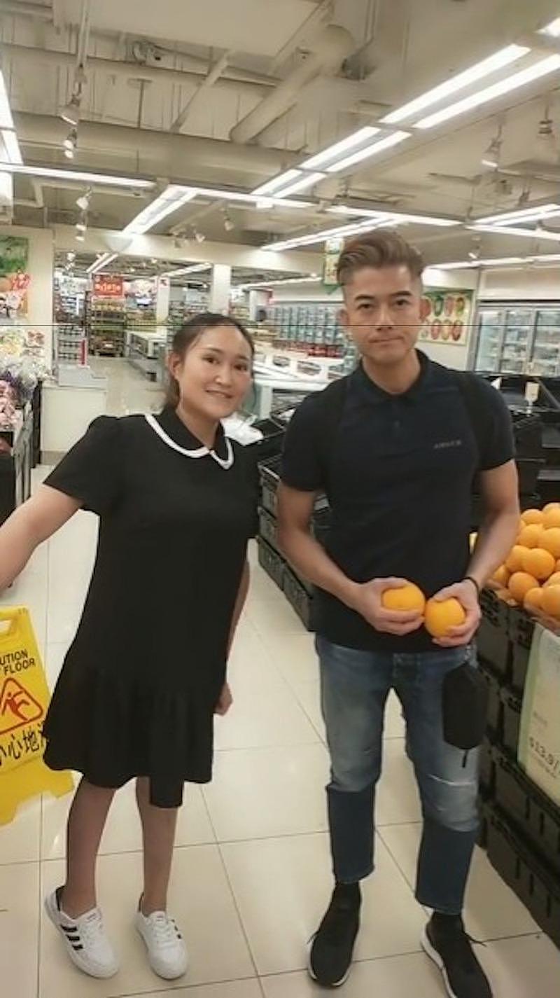 超市被大妈捕获，郭富城两手握橙子“被迫营业”（组图） - 2