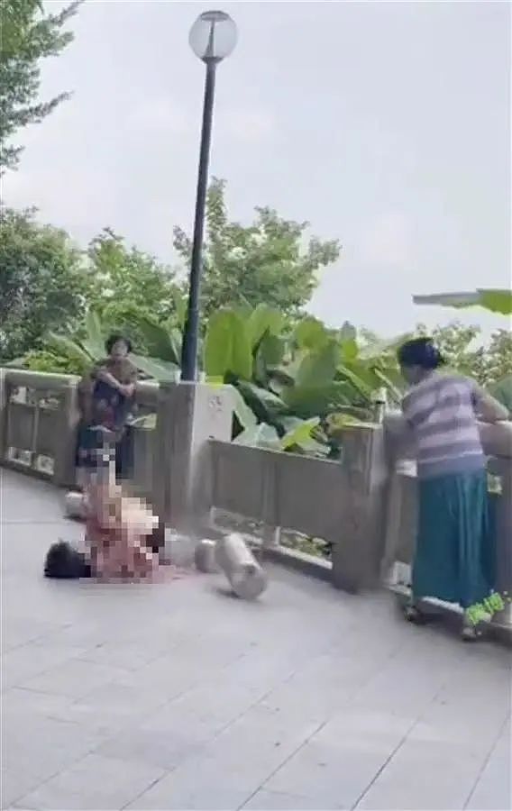 惊险！广东一女子健身拉断石栏杆，瞬间脱落碎成几段！官方回应（视频/组图） - 3