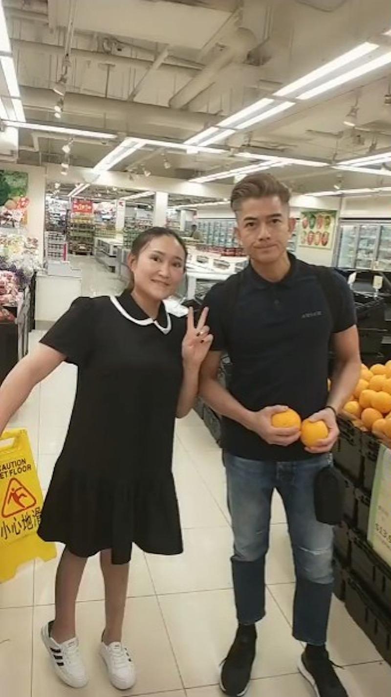 超市被大妈捕获，郭富城两手握橙子“被迫营业”（组图） - 4