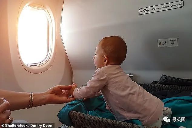 “臭死了”！英国妈妈飞机上给娃换尿布遭抵制，乘客愤怒要求“无儿童航班”！网友已吵翻…（组图） - 1