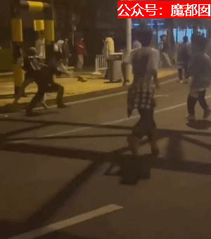 震撼！群殴、砍杀、辱骂…某地大量青少年街头械斗引发热议（视频/组图） - 18