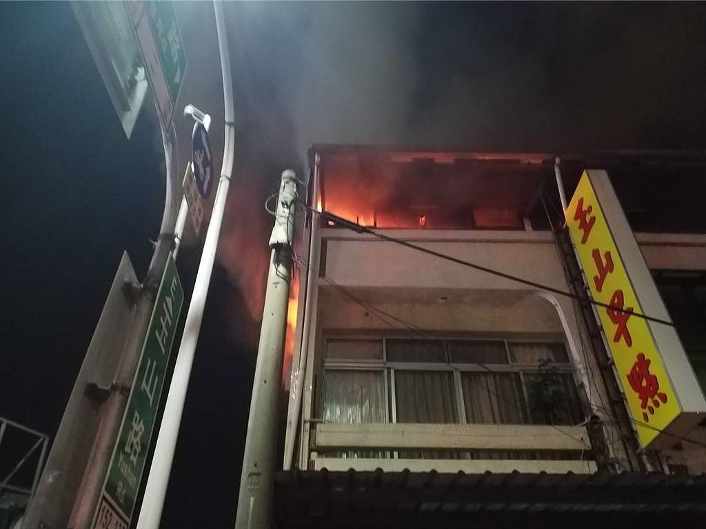 台湾嘉义市知名早餐店顶楼窜火！3男5女紧急疏散逃生（视频/组图） - 3