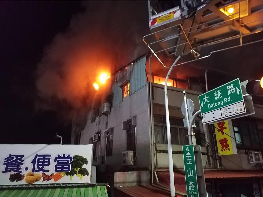 台湾嘉义市知名早餐店顶楼窜火！3男5女紧急疏散逃生（视频/组图） - 2