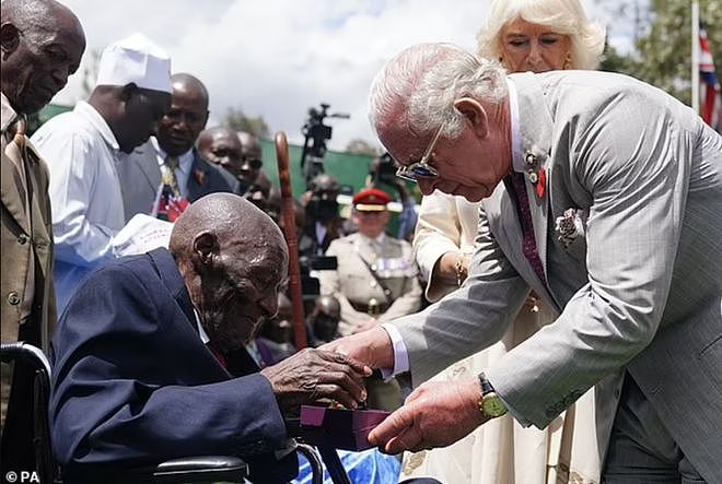 74岁查尔斯国王在肯尼亚险些摔倒，76岁卡米拉一把拉住他（组图） - 2