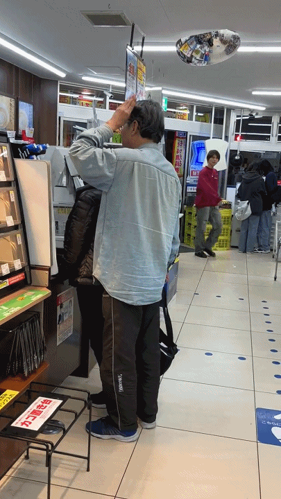 日本女子去便利店借用厕所被拒，竟暴怒冲进柜台当众脱裤子撒尿（组图） - 11
