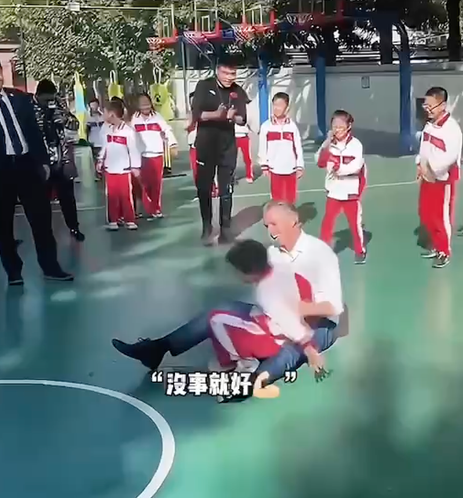 有意思！加州州长和北京小学生打篮球，一顿摔倒后：中美网友都吵翻天（组图） - 7