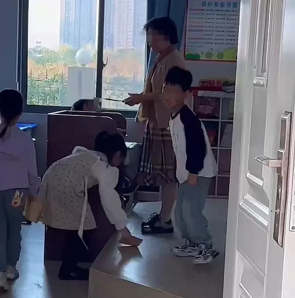 曝某小学老师故意把作业本丢地上，学生被迫跪地捡作业（视频/组图） - 2