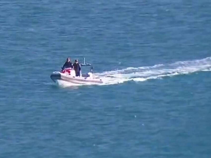 澳洲男子冲浪惨遭大白鲨活吞，警察搜寻遗体竟拍到…（组图） - 1