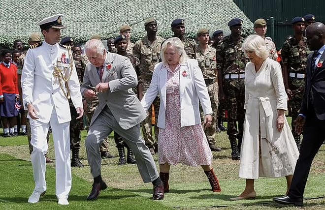 74岁查尔斯国王在肯尼亚险些摔倒，76岁卡米拉一把拉住他（组图） - 1