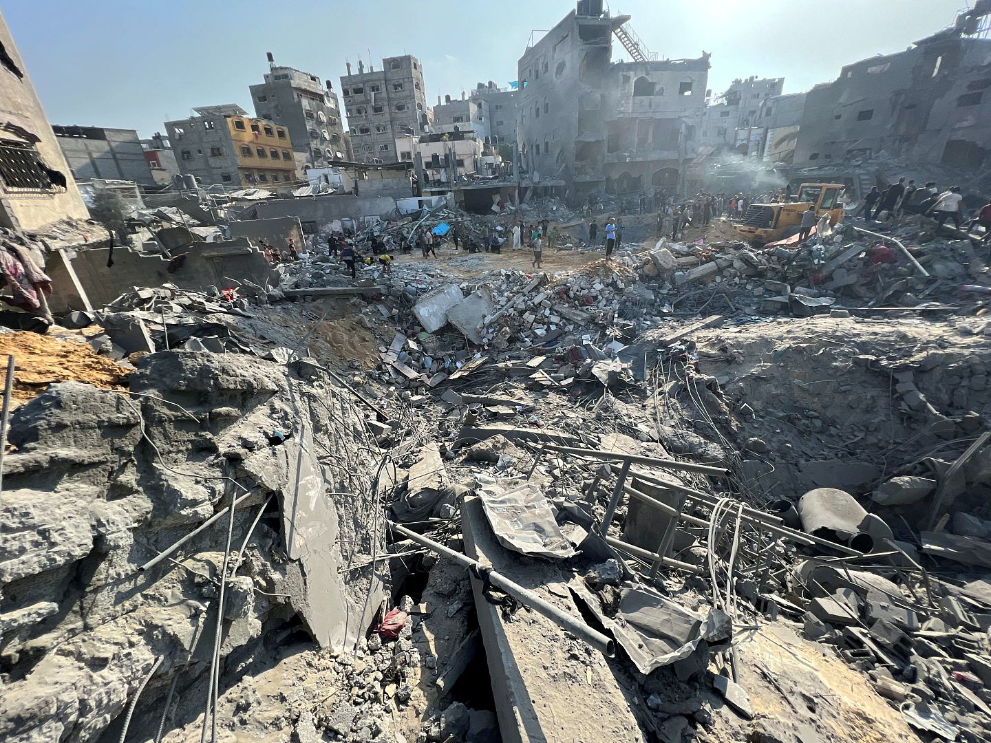 以色列炸难民营挨轰，专家称疑用JDAM炸弹，加沙男痛失30亲人（组图） - 4