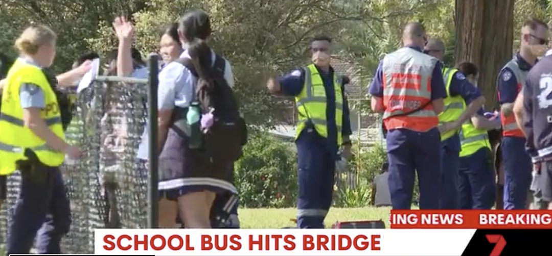 悉尼校车在大桥上发生车祸，30名学童在车上！现场一片混乱...（组图） - 9