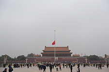 中国前总理李克强今日火化，北京天安门降半旗，所有活动禁穿戴红色（图）