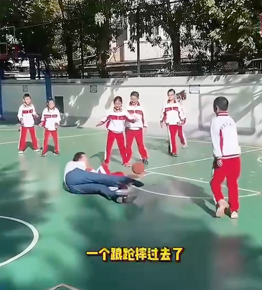 有意思！加州州长和北京小学生打篮球，一顿摔倒后：中美网友都吵翻天（组图） - 3