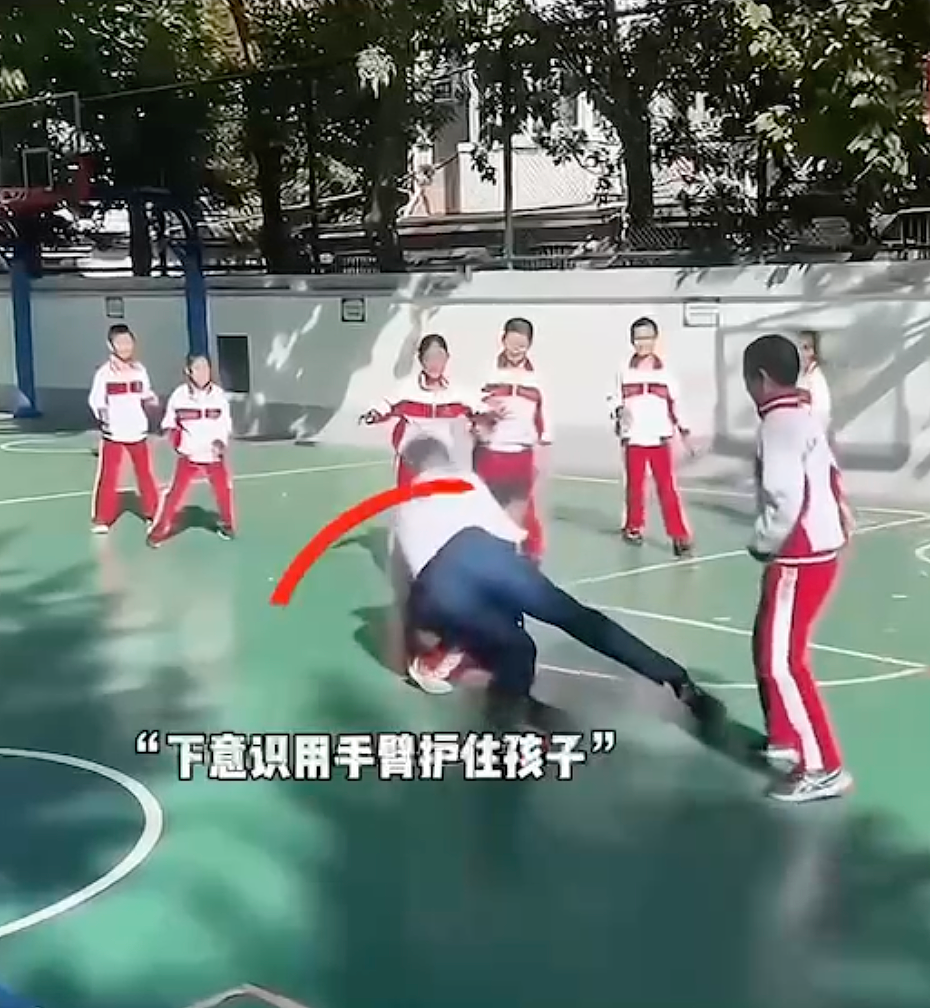 有意思！加州州长和北京小学生打篮球，一顿摔倒后：中美网友都吵翻天（组图） - 4
