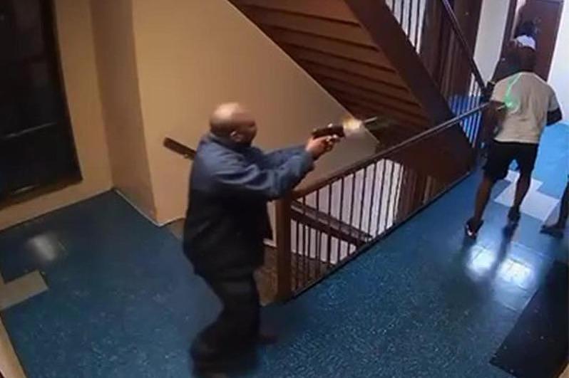 恐怖！木地板噪音起争执，美国公寓住户枪决邻居（视频/组图） - 2