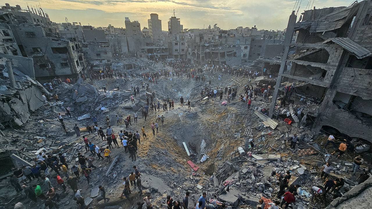 以色列炸难民营挨轰，专家称疑用JDAM炸弹，加沙男痛失30亲人（组图） - 1