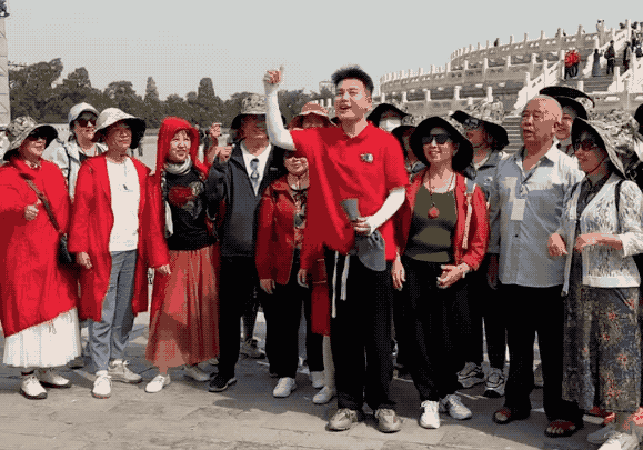 被“逼疯”的中国年轻人，正排队给养老院送钱（组图） - 24