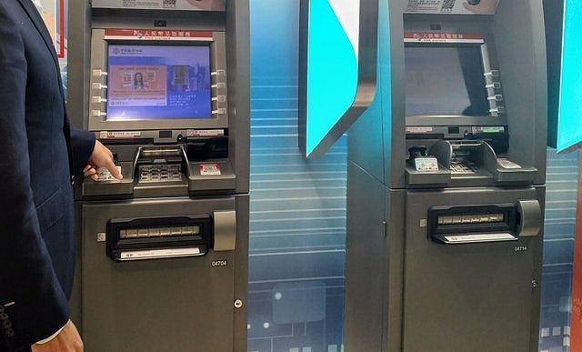 骗案新招？ATM揿钱突被女子指控“为啥挖我钱？”港男靠1物证清白（组图） - 2