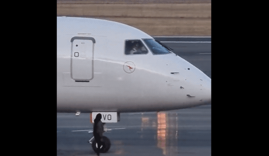 还能赶上？错过登机时间 ，澳洲女子跑至停机坪求情机长（视频/图） - 1