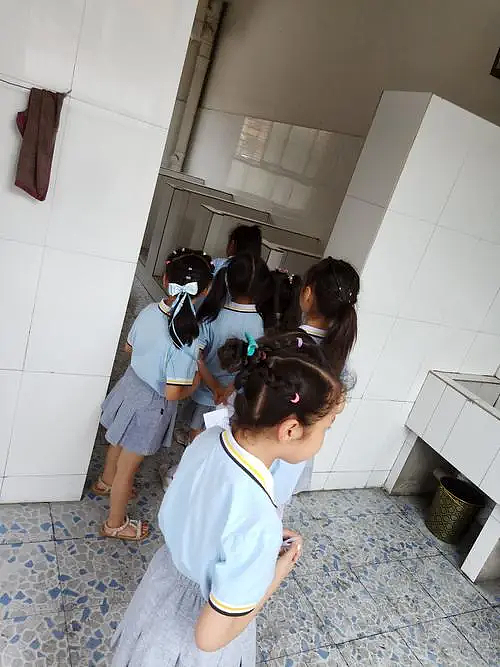 课间十分钟取消后，小学生在厕所交朋友（组图） - 8