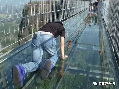 恐高噩梦！玻璃桥在游客脚下碎裂，死人后发现厚度仅有1.2公分...（组图） - 1