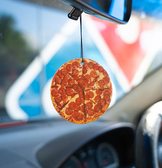 澳洲Domino's推出披萨味汽车清新剂，3万份大派送，仅限一天！让你开车“一路飘香”（组图） - 2