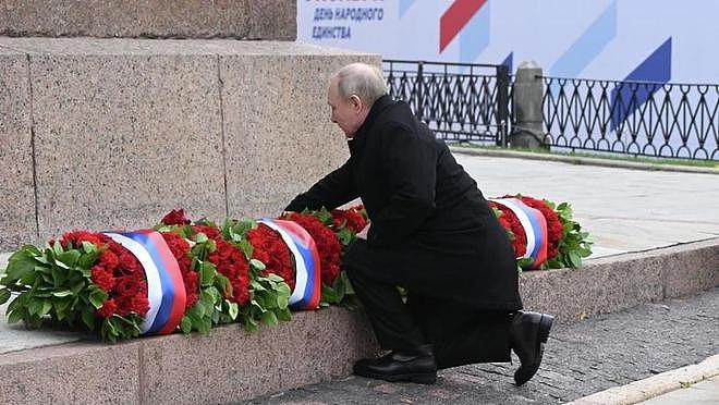 71岁普京到红场单膝跪地献花，被小男孩问是否是本人，笑着回应（组图） - 1