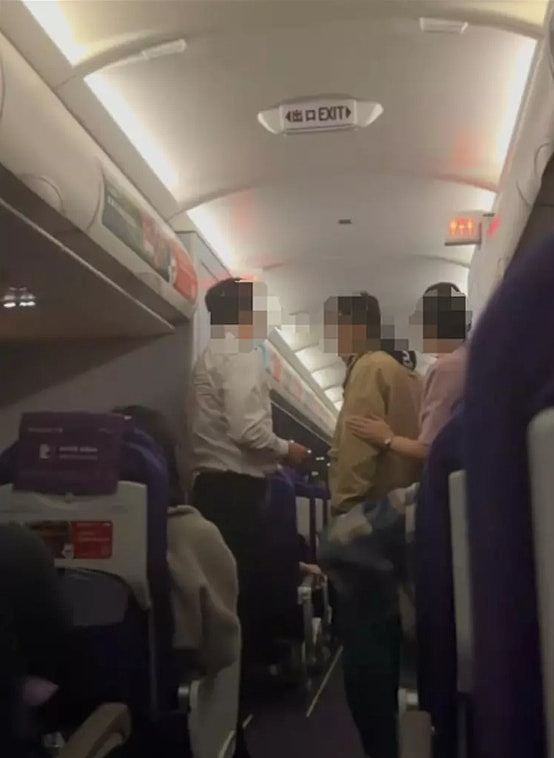 大阪飞上海客机下降时24岁男欲开舱门，乘客见状惊叫“要干甚么”（组图） - 2