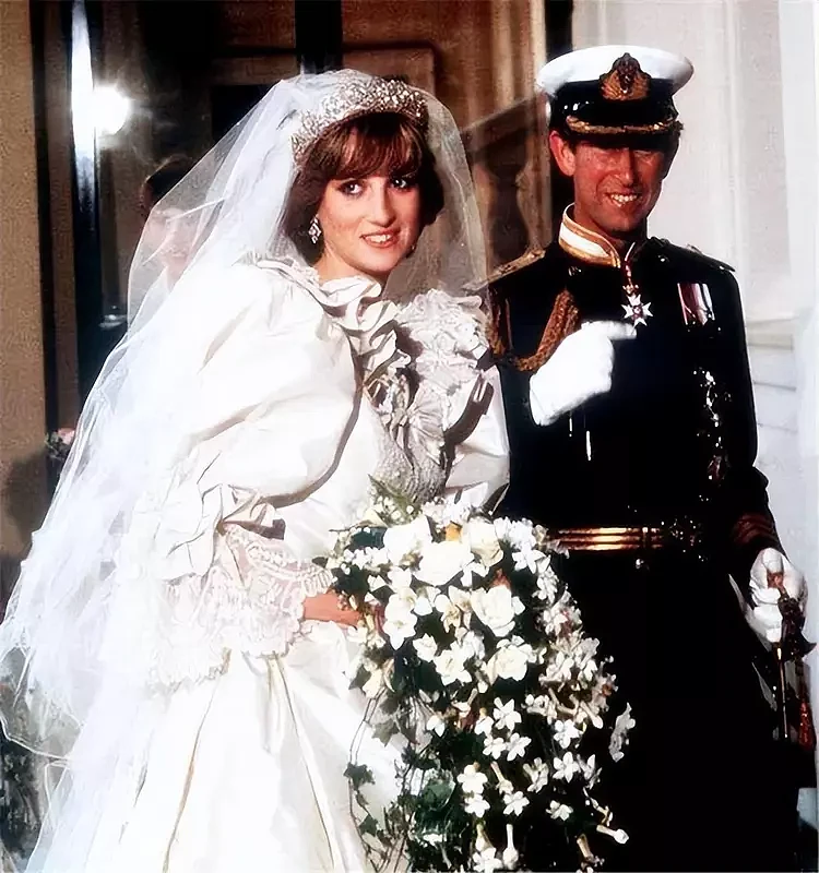 1992年，英国王室曝出丑闻：37岁富商吮吸着33岁王妃的脚趾（组图） - 6
