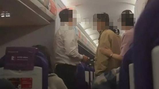 大阪飞上海客机下降时24岁男欲开舱门，乘客见状惊叫“要干甚么”（组图） - 1