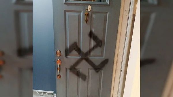 法国犹太女家中遭袭！蒙面男持刀狂捅后在门口留下纳粹符号（图） - 1