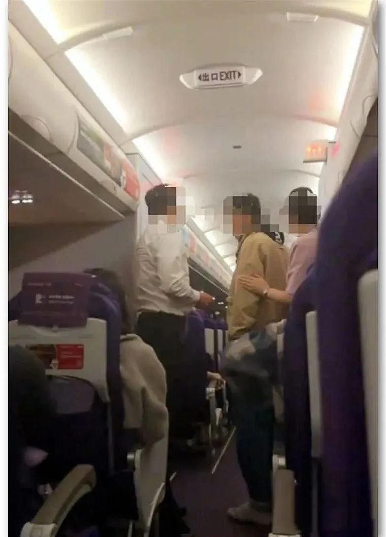 中国男子欲拉开飞机安全门被及时阻止，人已被刑拘（组图） - 2