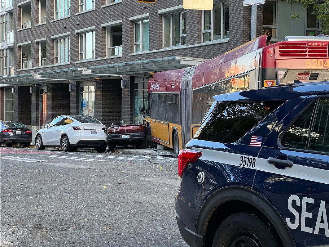 “到处都是尖叫声”，西雅图巴士撞大楼，13人伤亡（组图） - 5