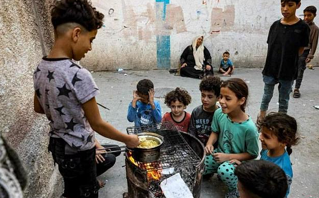 110万孩子被轰炸笼罩，联合国：加沙已沦为“儿童坟场”！3小时撤离令下（组图） - 23
