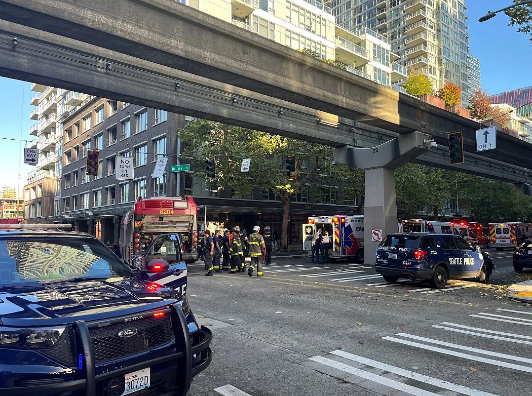 “到处都是尖叫声”，西雅图巴士撞大楼，13人伤亡（组图） - 7