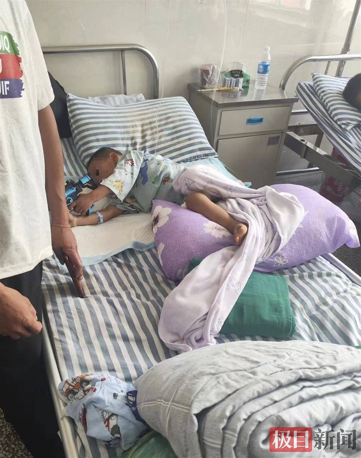 缅北四岁半男童被炮弹炸伤来中国治疗，亲历者：炮弹击穿屋顶落在客厅，一家三人受伤（组图） - 1
