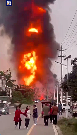 已致2人遇难！四川一油罐车突发爆炸，引燃旁边两辆货车（视频/图） - 1