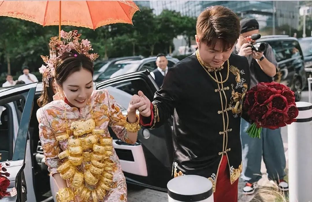 香港富商办世纪婚礼，新娘全身戴满金器出嫁，赌王儿子当伴郎（组图） - 1