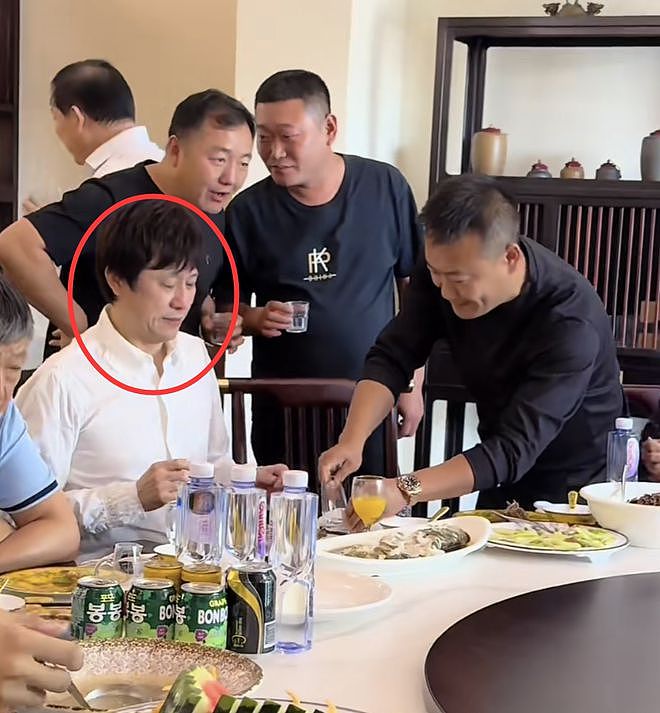 55岁解晓东近况曝光，与阎维文朱时茂聚餐，喝12元饮料引热议（组图） - 11