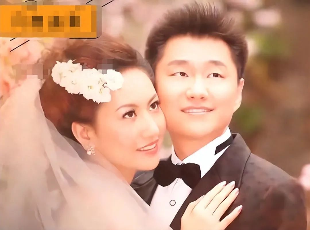 北京35岁女子盛装出席自己的“葬礼”，丈夫深情全场泪崩，妻子去世7年，他至今未娶（组图） - 4