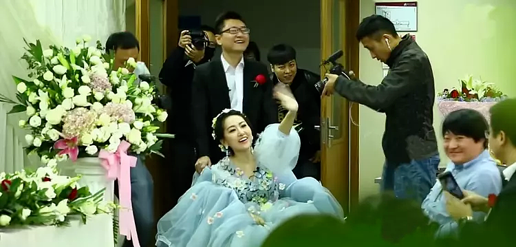 北京35岁女子盛装出席自己的“葬礼”，丈夫深情全场泪崩，妻子去世7年，他至今未娶（组图） - 14