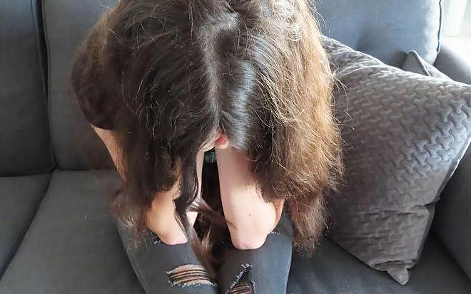 法国父亲性侵9岁女儿长达3年，买性感内衣喂药拍视频，居然还希望她能幸福……（组图） - 4