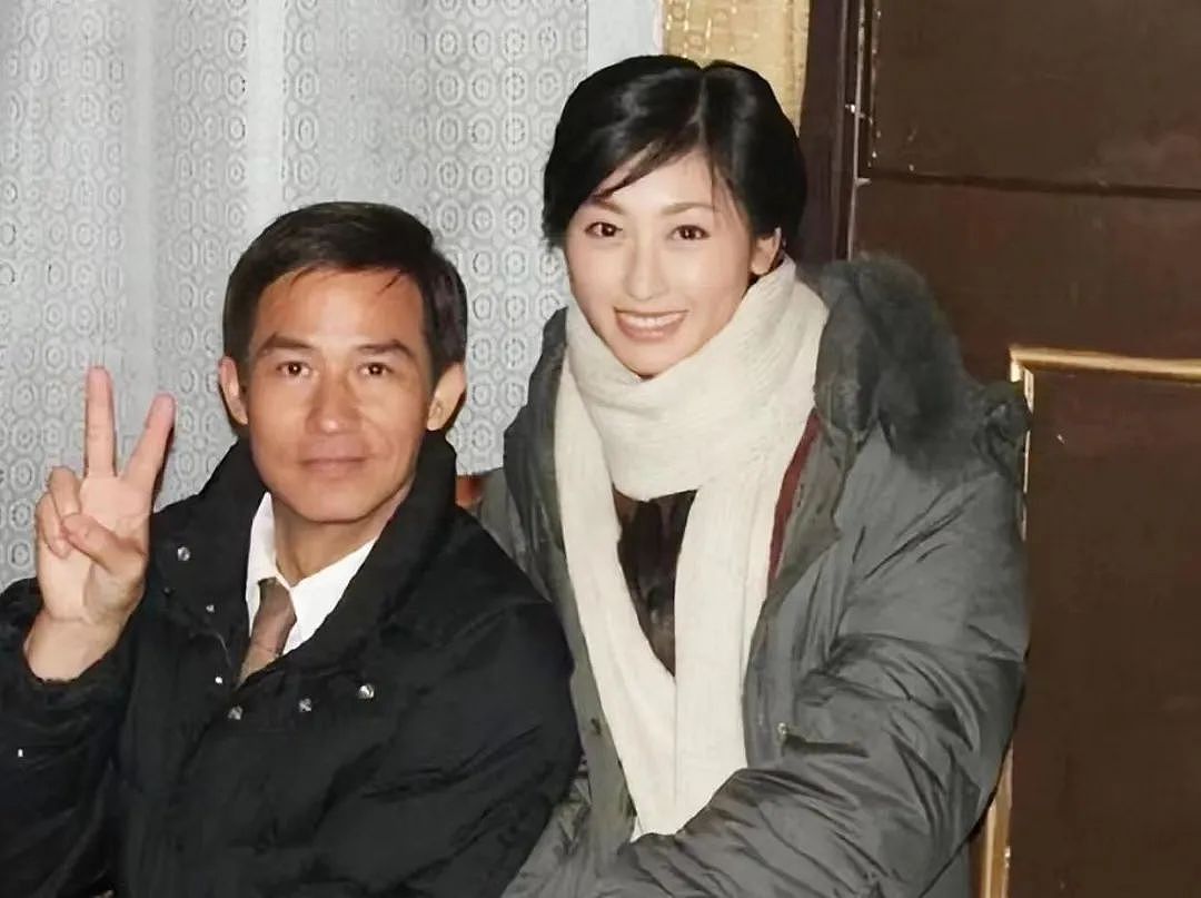 【情感】相差23岁他俩竟是夫妻！TVB“第一反派”51岁二婚“嫁”到北京，59岁当奶爸，一家三口幸福甜蜜（组图） - 19