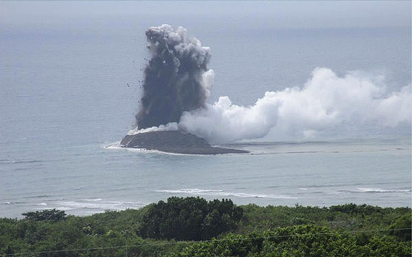 日本出现新岛！海底火山爆发后从海面升起，罕见诞生画面曝光（组图） - 3