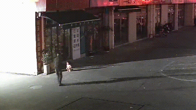 凌晨3点浙江街头，2岁女孩光着身子蹲地大哭！下一幕冲上热搜（视频/组图） - 2